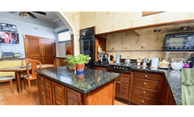 Chalet 4 ambientes + depto tres ambientes