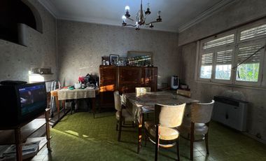 VENTA DE CASA A REFACCIONAR 4 AMBIENTES VELEZ SARF