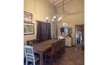 AMPLIO CHALET A RECICLAR. EXCELENTE UBICACIÓN EN VENTA