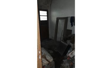 AMPLIO TERRENO. EXCELENTE ZONA. 2 VIVIENDAS EN VENTA. ITUZAINGO NTE