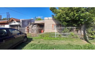 AMPLIO TERRENO. EXCELENTE ZONA. 2 VIVIENDAS EN VENTA. ITUZAINGO NTE