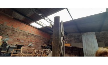 AMPLIO TERRENO. EXCELENTE ZONA. 2 VIVIENDAS EN VENTA. ITUZAINGO NTE