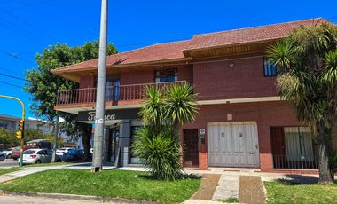 Chalet 4 amb. quincho, garage+ Local/Depto - Carasa y Av. J. P. Ramos