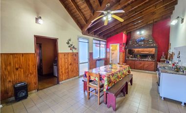 Chalet 4 amb. quincho, garage+ Local/Depto - Carasa y Av. J. P. Ramos