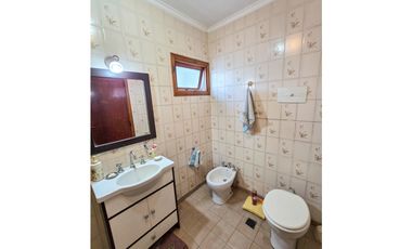 Chalet 4 amb. quincho, garage+ Local/Depto - Carasa y Av. J. P. Ramos