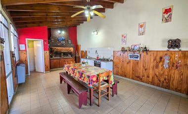 Chalet 4 amb. quincho, garage+ Local/Depto - Carasa y Av. J. P. Ramos
