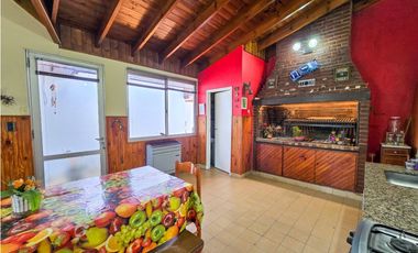 Chalet 4 amb. quincho, garage+ Local/Depto - Carasa y Av. J. P. Ramos