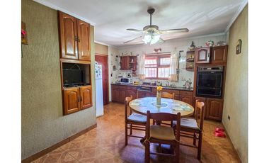 Chalet 4 amb. quincho, garage+ Local/Depto - Carasa y Av. J. P. Ramos