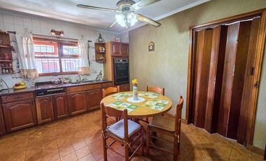 Chalet 4 amb. quincho, garage+ Local/Depto - Carasa y Av. J. P. Ramos