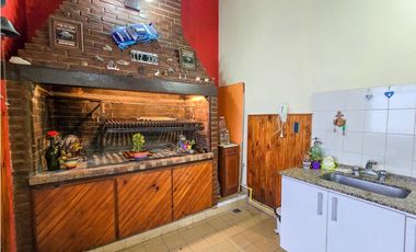 Chalet 4 amb. quincho, garage+ Local/Depto - Carasa y Av. J. P. Ramos