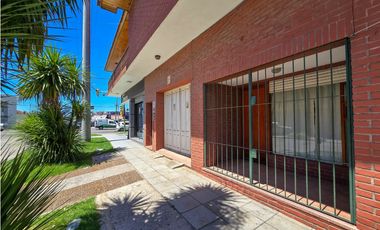 Chalet 4 amb. quincho, garage+ Local/Depto - Carasa y Av. J. P. Ramos