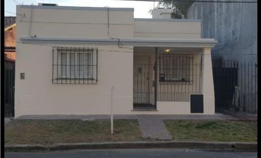 CASA A LA VENTA EN PAUNERO AL 700, MORON (APTA CREDITO)