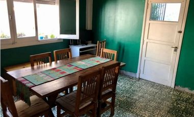 CASA A LA VENTA EN PAUNERO AL 700, MORON (APTA CREDITO)