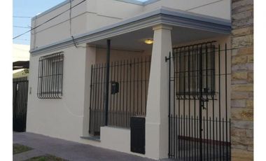 CASA A LA VENTA EN PAUNERO AL 700, MORON (APTA CREDITO)
