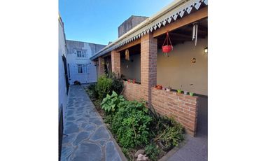 Casa a la venta con departamento en Moreno centro