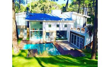 CHALET MODERNO EN CARILÓ CON AMPLIO LOTE Y PILETA