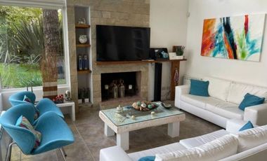 CHALET MODERNO EN CARILÓ CON AMPLIO LOTE Y PILETA