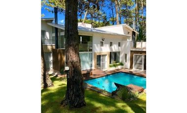 CHALET MODERNO EN CARILÓ CON AMPLIO LOTE Y PILETA