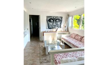 CHALET MODERNO EN CARILÓ CON AMPLIO LOTE Y PILETA