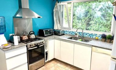 CHALET MODERNO EN CARILÓ CON AMPLIO LOTE Y PILETA