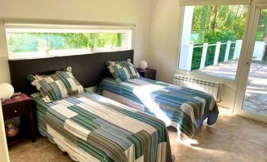 CHALET MODERNO EN CARILÓ CON AMPLIO LOTE Y PILETA