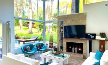CHALET MODERNO EN CARILÓ CON AMPLIO LOTE Y PILETA