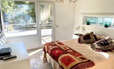 CHALET MODERNO EN CARILÓ CON AMPLIO LOTE Y PILETA
