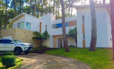 CHALET MODERNO EN CARILÓ CON AMPLIO LOTE Y PILETA
