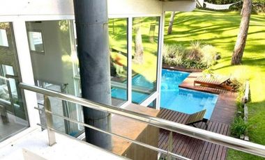 CHALET MODERNO EN CARILÓ CON AMPLIO LOTE Y PILETA