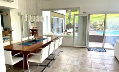 CHALET MODERNO EN CARILÓ CON AMPLIO LOTE Y PILETA