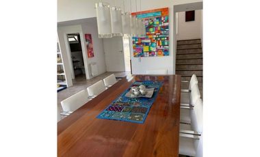 CHALET MODERNO EN CARILÓ CON AMPLIO LOTE Y PILETA