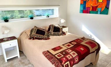 CHALET MODERNO EN CARILÓ CON AMPLIO LOTE Y PILETA