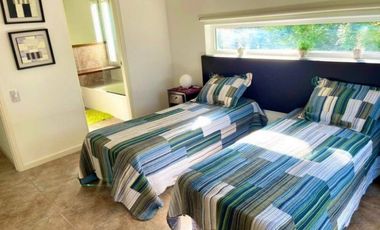 CHALET MODERNO EN CARILÓ CON AMPLIO LOTE Y PILETA