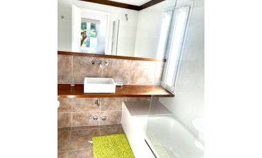 CHALET MODERNO EN CARILÓ CON AMPLIO LOTE Y PILETA