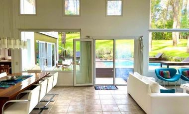 CHALET MODERNO EN CARILÓ CON AMPLIO LOTE Y PILETA