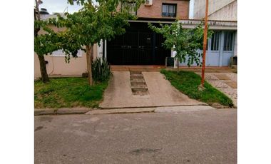 CASA TRES DORMITORIOS TRES BAÑOS DOS PLANTAS