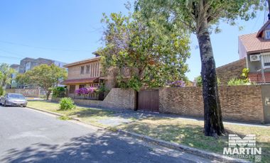 Chalet 7 amb. con jardín, suite, dep. de servicio - Martínez