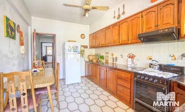 Chalet 7 amb. con jardín, suite, dep. de servicio - Martínez