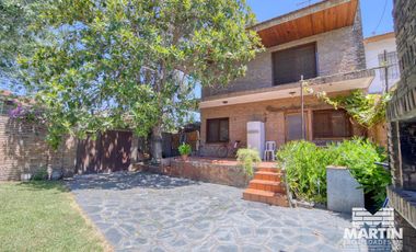 Chalet 7 amb. con jardín, suite, dep. de servicio - Martínez