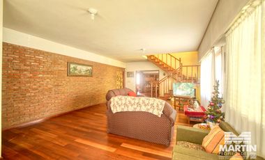 Chalet 7 amb. con jardín, suite, dep. de servicio - Martínez