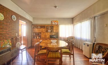 Chalet 7 amb. con jardín, suite, dep. de servicio - Martínez