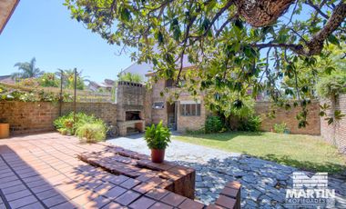 Chalet 7 amb. con jardín, suite, dep. de servicio - Martínez