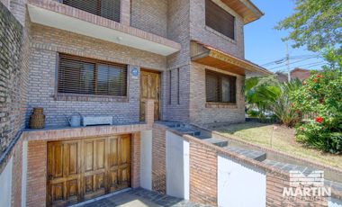 Chalet 7 amb. con jardín, suite, dep. de servicio - Martínez