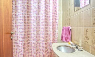 Chalet 7 amb. con jardín, suite, dep. de servicio - Martínez