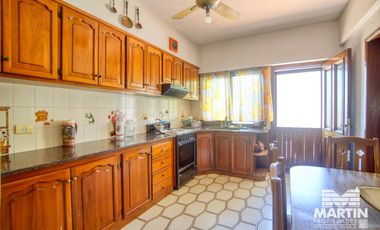 Chalet 7 amb. con jardín, suite, dep. de servicio - Martínez