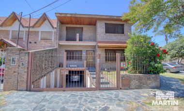 Chalet 7 amb. con jardín, suite, dep. de servicio - Martínez