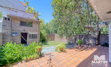 Chalet 7 amb. con jardín, suite, dep. de servicio - Martínez