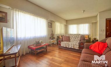 Chalet 7 amb. con jardín, suite, dep. de servicio - Martínez