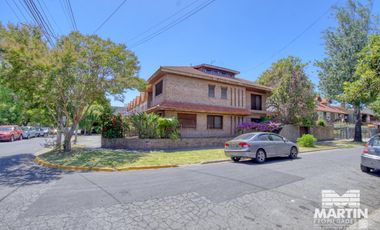 Chalet 7 amb. con jardín, suite, dep. de servicio - Martínez