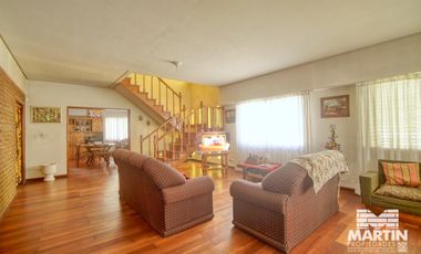 Chalet 7 amb. con jardín, suite, dep. de servicio - Martínez